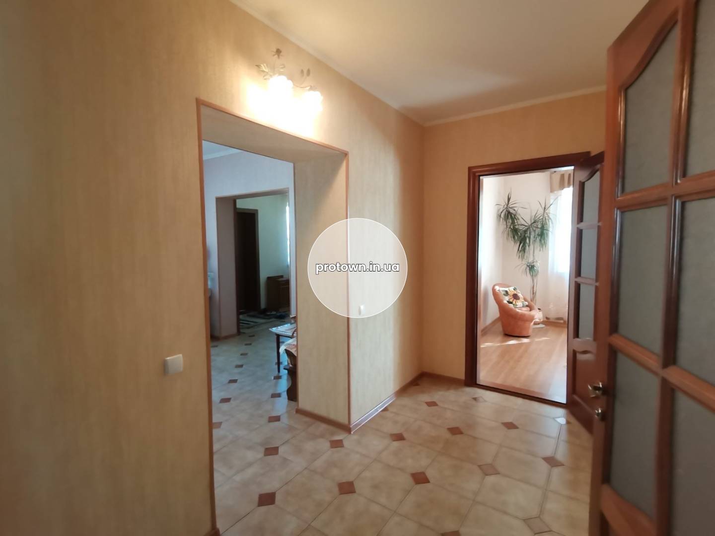 Продажа дома из красного кирпича, 17 соток. От Киева 900м